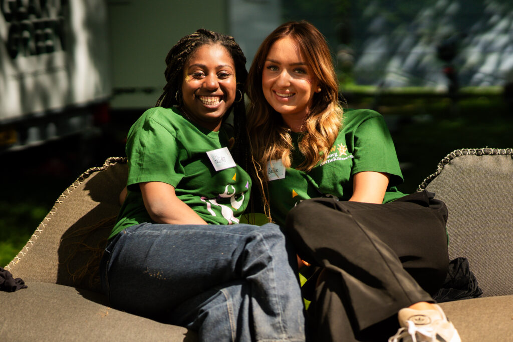 Frivillige i Kildeparken hygger